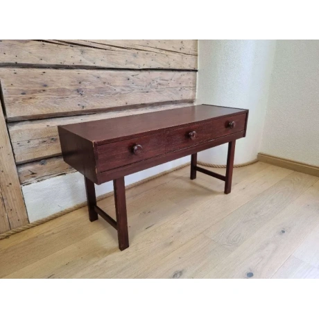 Madal laud kolme sahtliga